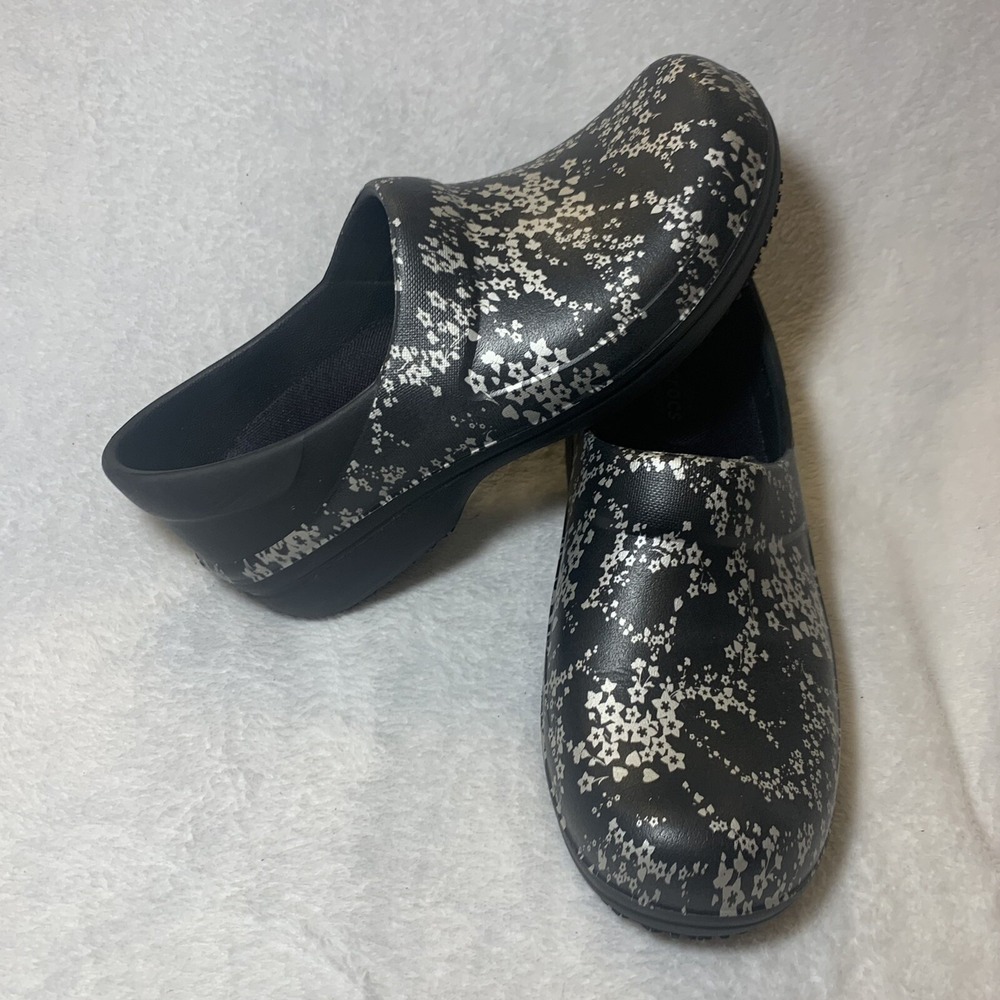 CROCS WOMEN'S NERIA PRO GRAPHIC Comfort CLOGS #204046 BLACK/SILVER WOMEN'S 8